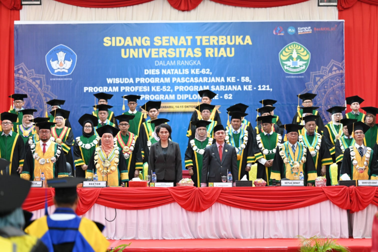 20241016-1435wisuda-1-768x511.png