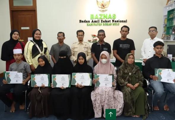 Baznas Rohul Salurkan Beasiswa Dhuafa Berprestasi 2026, 8 Santri Berhasil Selesaikan Pendidikan